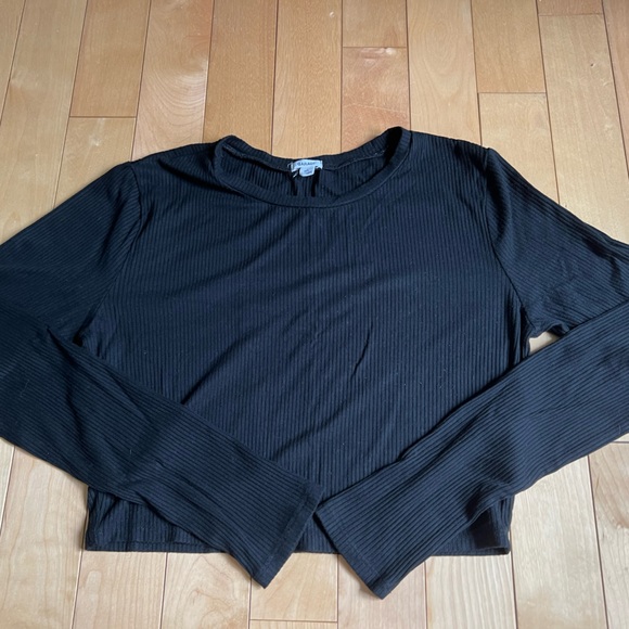 Garage long sleeve cropped shirts ( lilac and black) size medium and large - Picture 2 of 3